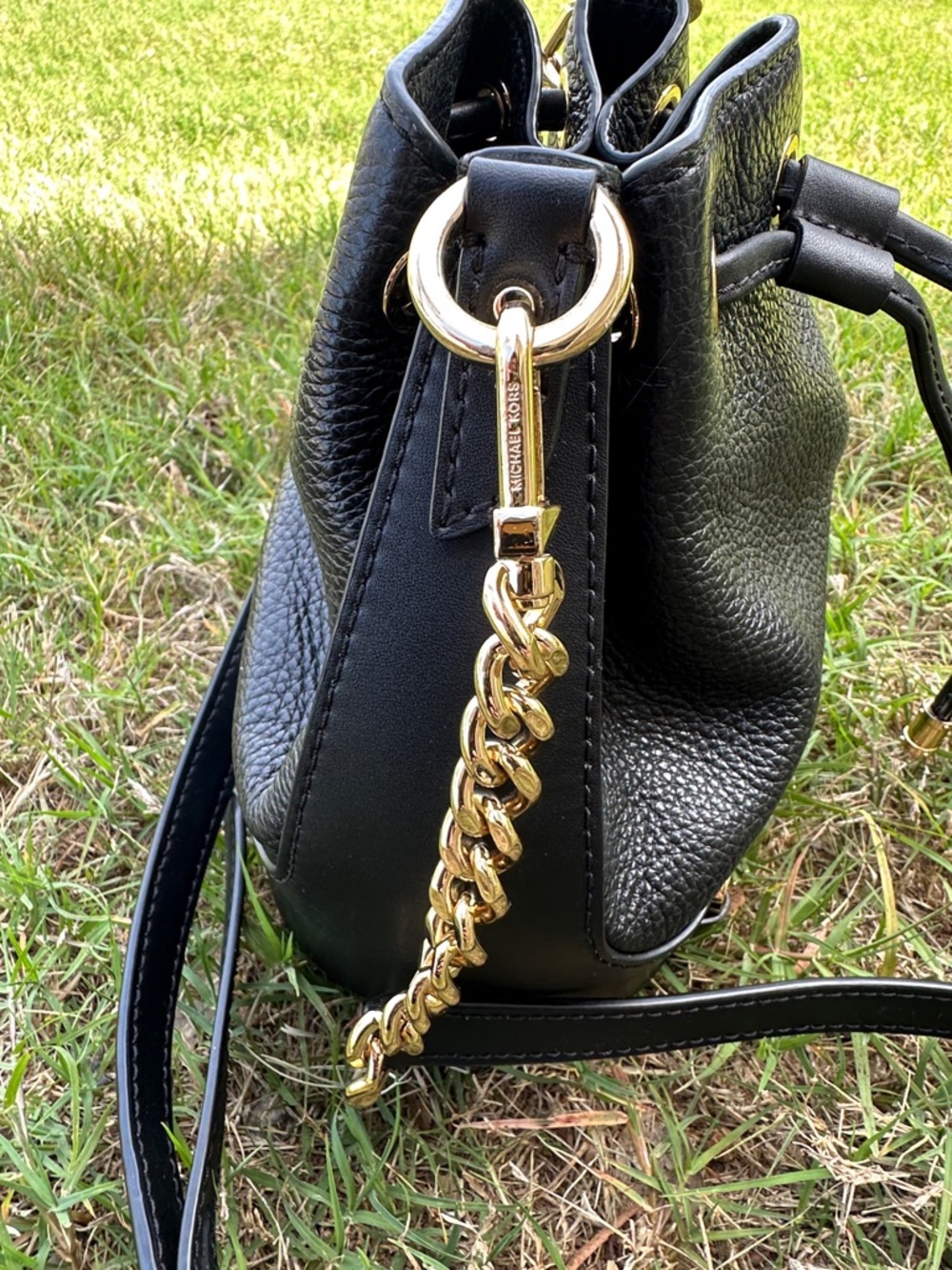 Michael Kors Devon Medium Bucket Bag in black pebbled leather black - Picture 5 of 15